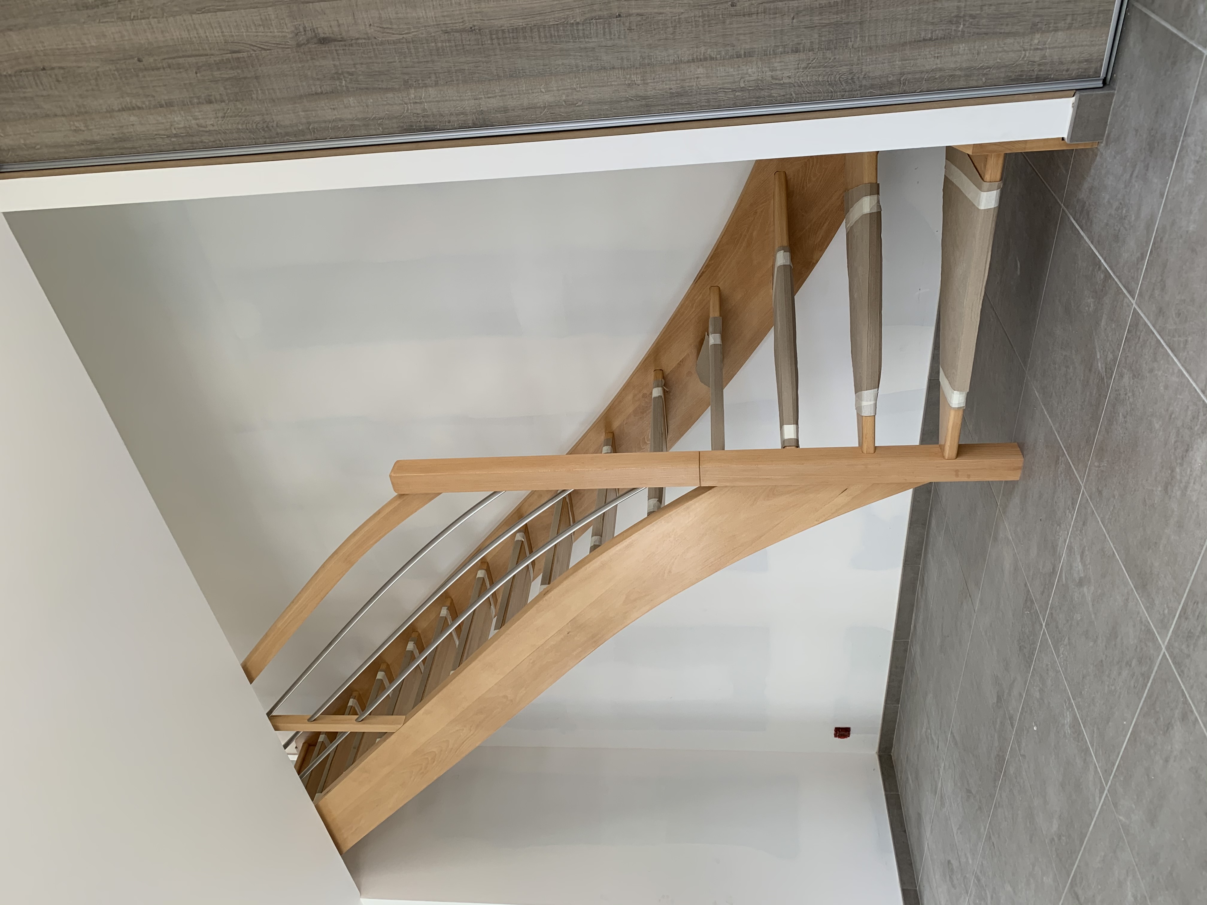Escalier avec balustre démontable pour facilité le passage du mobilier à l'étage.